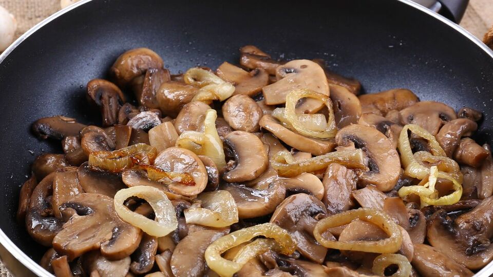 Солить грибы нужно в конце