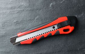 В одном из кабинетов военнообязанный взял нож и воткнул себе в шею, пояснили в прокуратуре