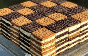 Для торта вам понадобится печенье песочного и шоколадного цвета