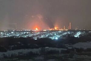 Відео очевидців зафіксувало вибух на заводі