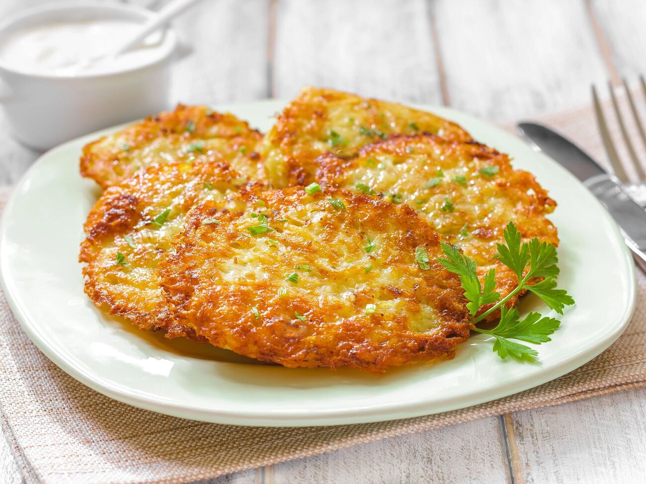 Деруни можна подати зі сметанним соусом