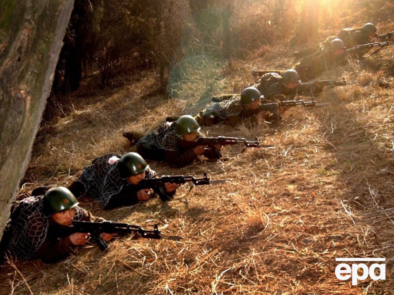 На вопрос, много ли они слышали о Южной Корее, военный из КНДР ответил, что "немного"