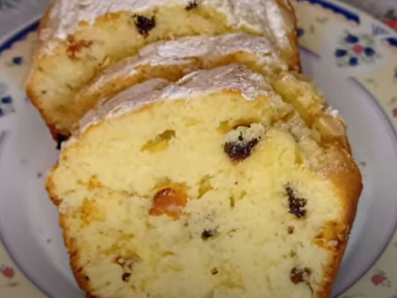 Выпекайте кекс 50 минут в духовке, разогретой до 150 °C