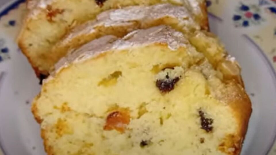 Випікайте кекс 50 хвилин у духовці, розігрітій до 150 °C