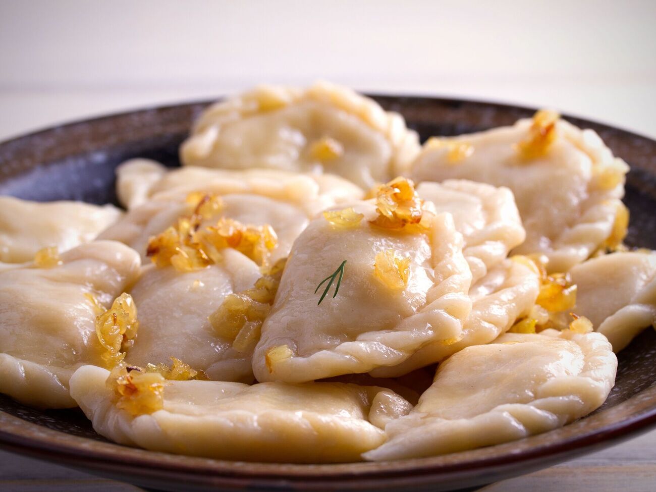 Вареники можно подать со шкварками