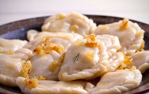 Вареники можна подати зі шкварками