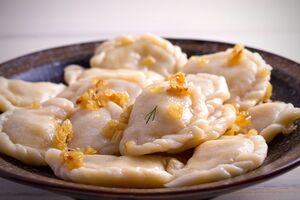 Вареники можно подать со шкварками