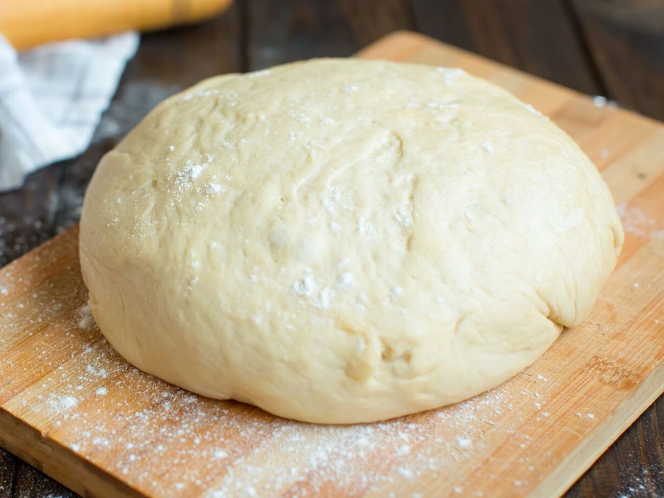 Для теста вам понадобятся кефир, мука, яйцо, растительное масло, соль и сода