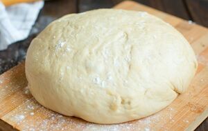 Для теста вам понадобятся кефир, мука, яйцо, растительное масло, соль и сода