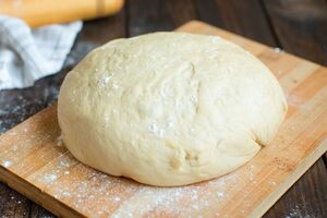Для теста вам понадобятся кефир, мука, яйцо, растительное масло, соль и сода