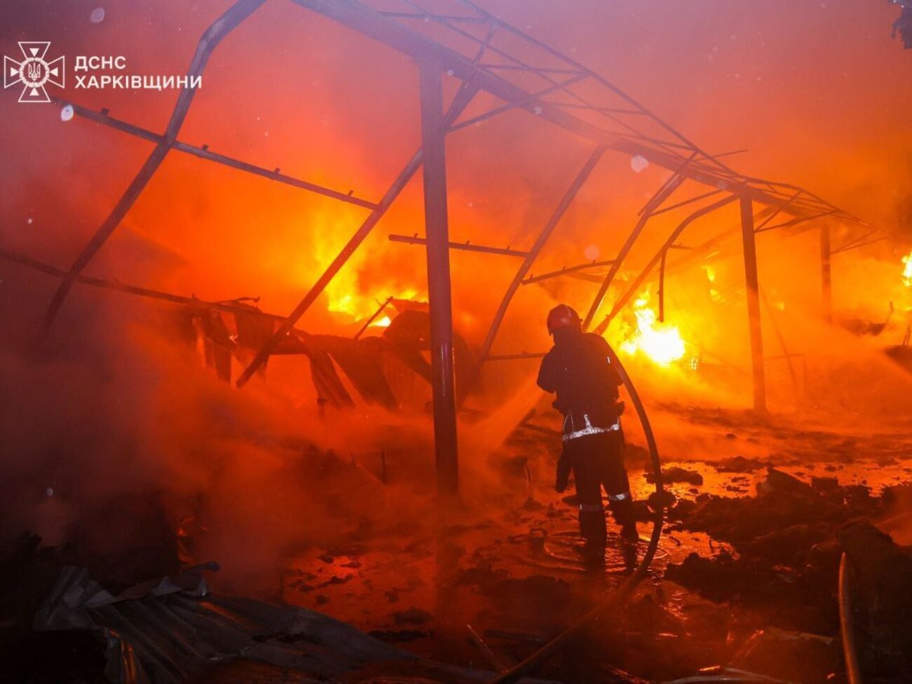Від удару загорілася виробничо-складська будівля площею 2 тис. м²