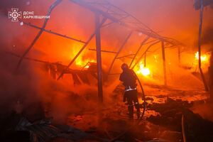 Від удару загорілася виробничо-складська будівля площею 2 тис. м²