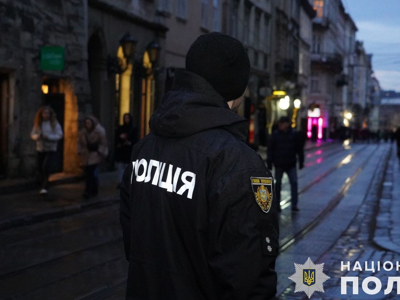 Также взрывной волной повреждены окна и двери заведения