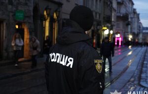 Также взрывной волной повреждены окна и двери заведения