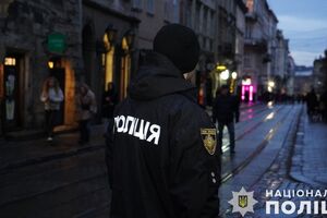 Також вибуховою хвилею пошкоджено вікна і двері закладу