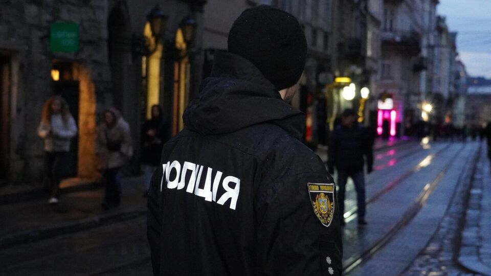 Также взрывной волной повреждены окна и двери заведения