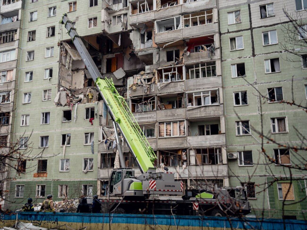 В ночь на 30 января оккупанты попали ударным беспилотником Shahed в многоквартирный дом в Сумах