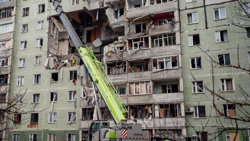 В ночь на 30 января оккупанты попали ударным беспилотником Shahed в многоквартирный дом в Сумах