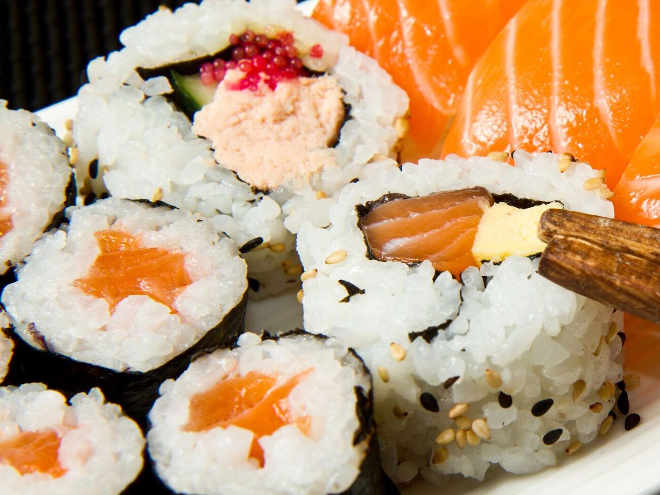 Для приготовления риса вам также понадобятся уксус, соль и сахар