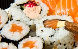 Для приготовления риса вам также понадобятся уксус, соль и сахар