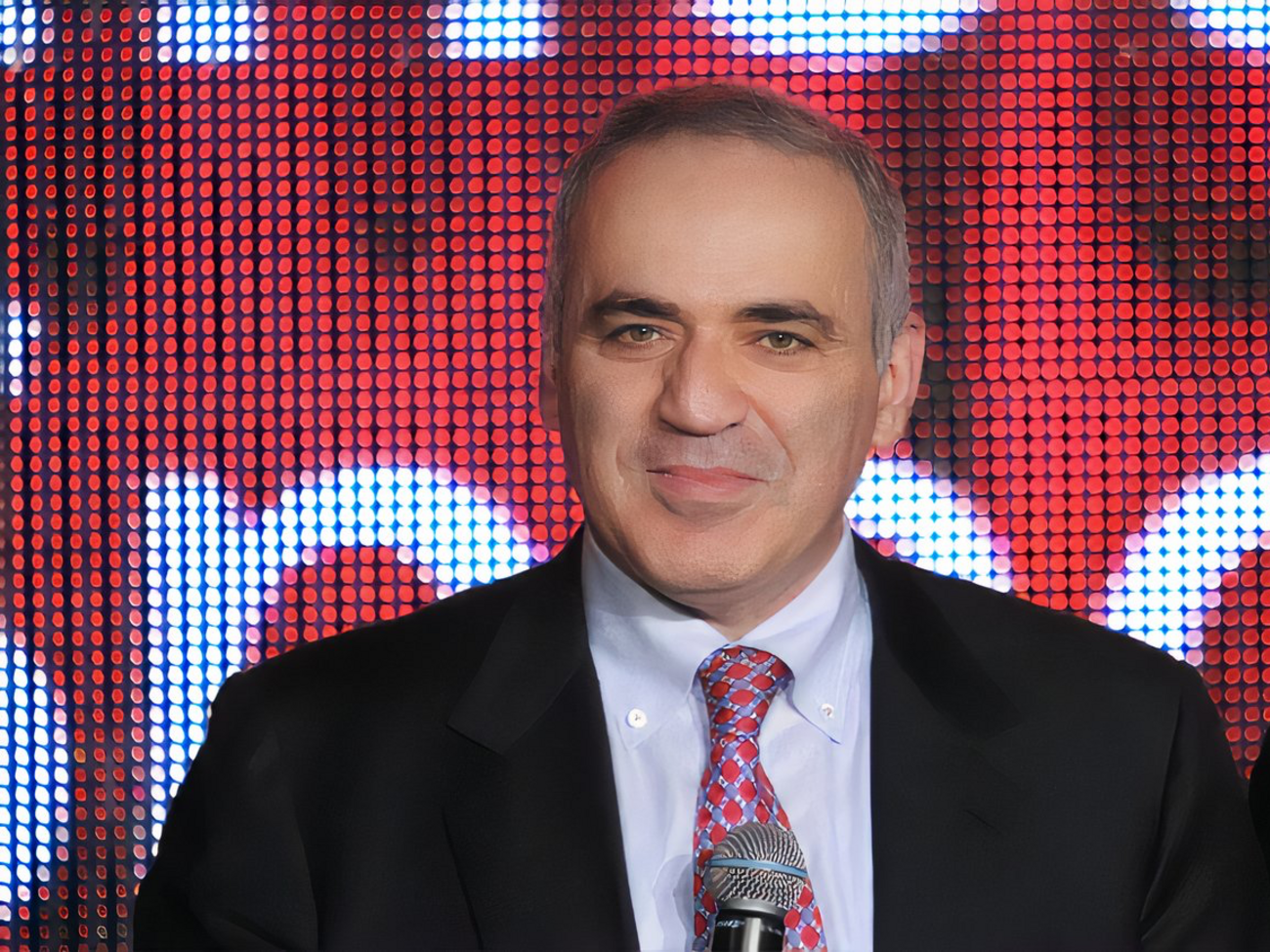 Все знают, что Россия вторглась в Украину. Но Трамп, как скулящий пес, склоняет голову перед Путиным и повторяет ложь