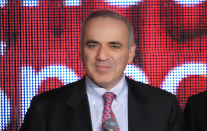 Все знают, что Россия вторглась в Украину. Но Трамп, как скулящий пес, склоняет голову перед Путиным и повторяет ложь