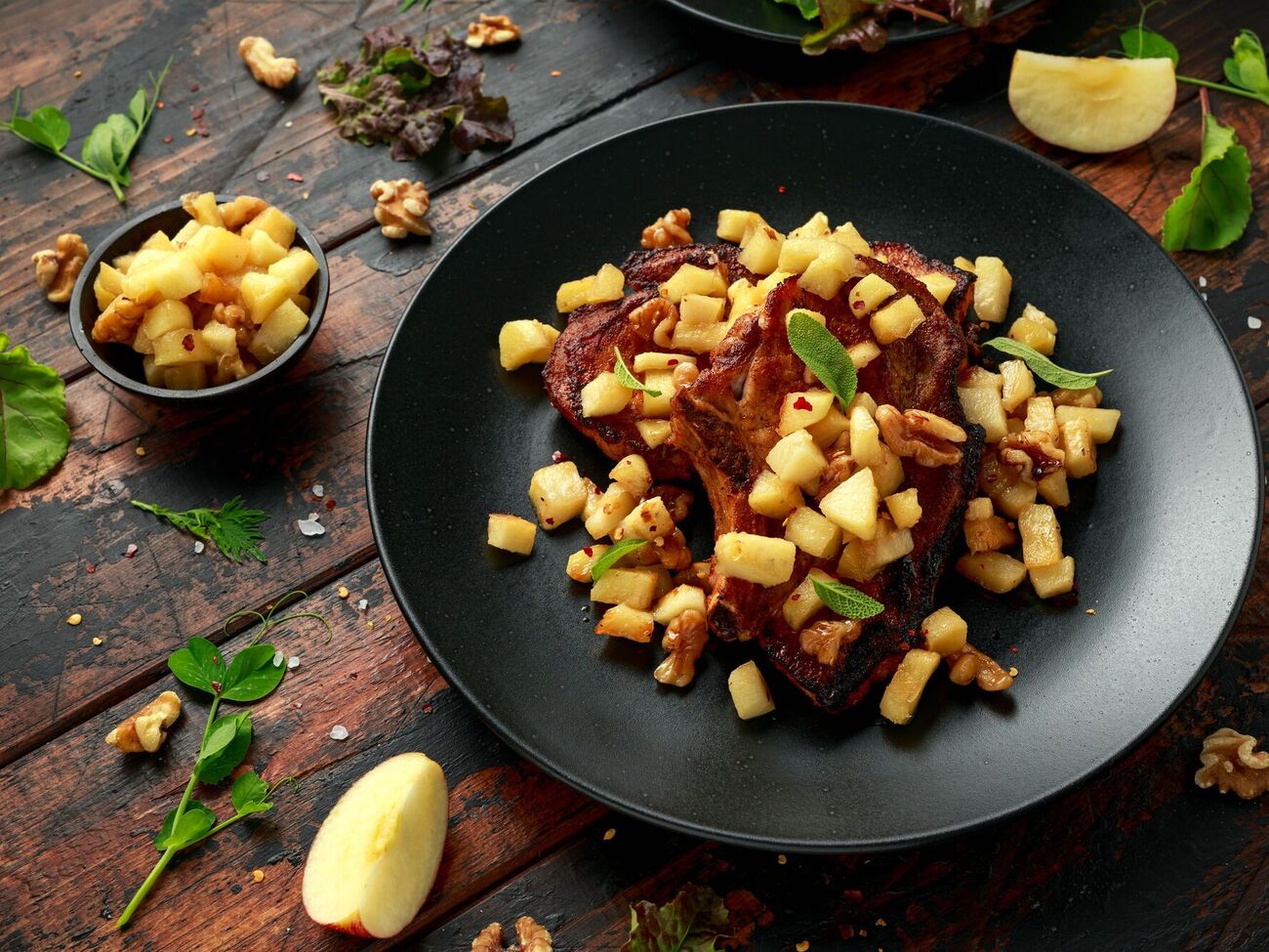 Карамелизированные яблоки являются дополнением к блюду