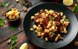 Карамелизированные яблоки являются дополнением к блюду