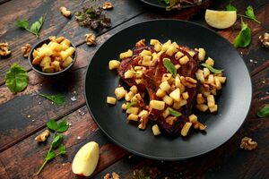 Карамелізовані яблука є додатком до страви