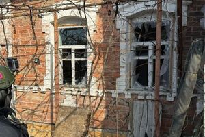 За словами Філашкіна, місто зазнало чотирьох авіаударів та обстрілу зі ствольної артилерії