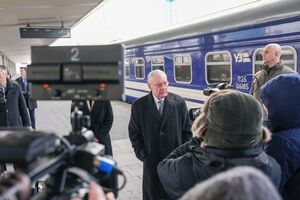 Келлог перебуває з візитом в Україні