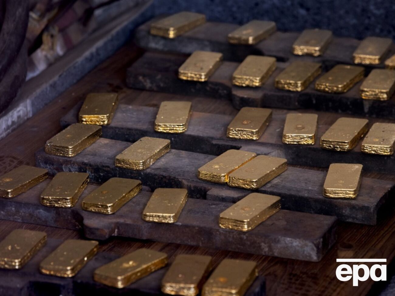 Как говорится в статье, обеспокоенность угрозой торговой войны подтолкнула инвесторов к покупке драгоценного металла