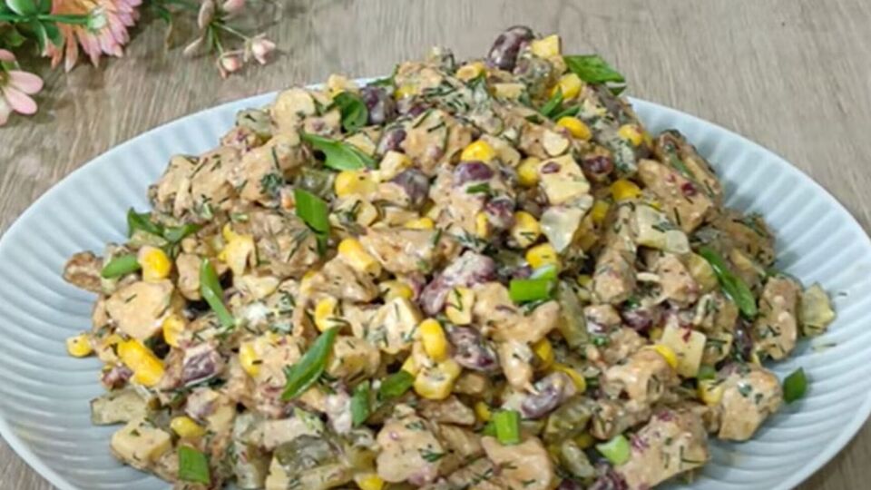 Куриное филе для салата нужно сперва замариновать, а затем обжарить
