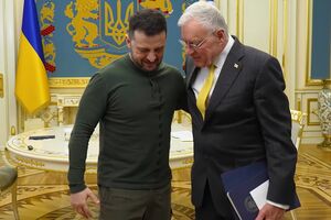 Келлог 19 февраля приехал с визитом в Украину, а на следующий день встретился с Зеленским