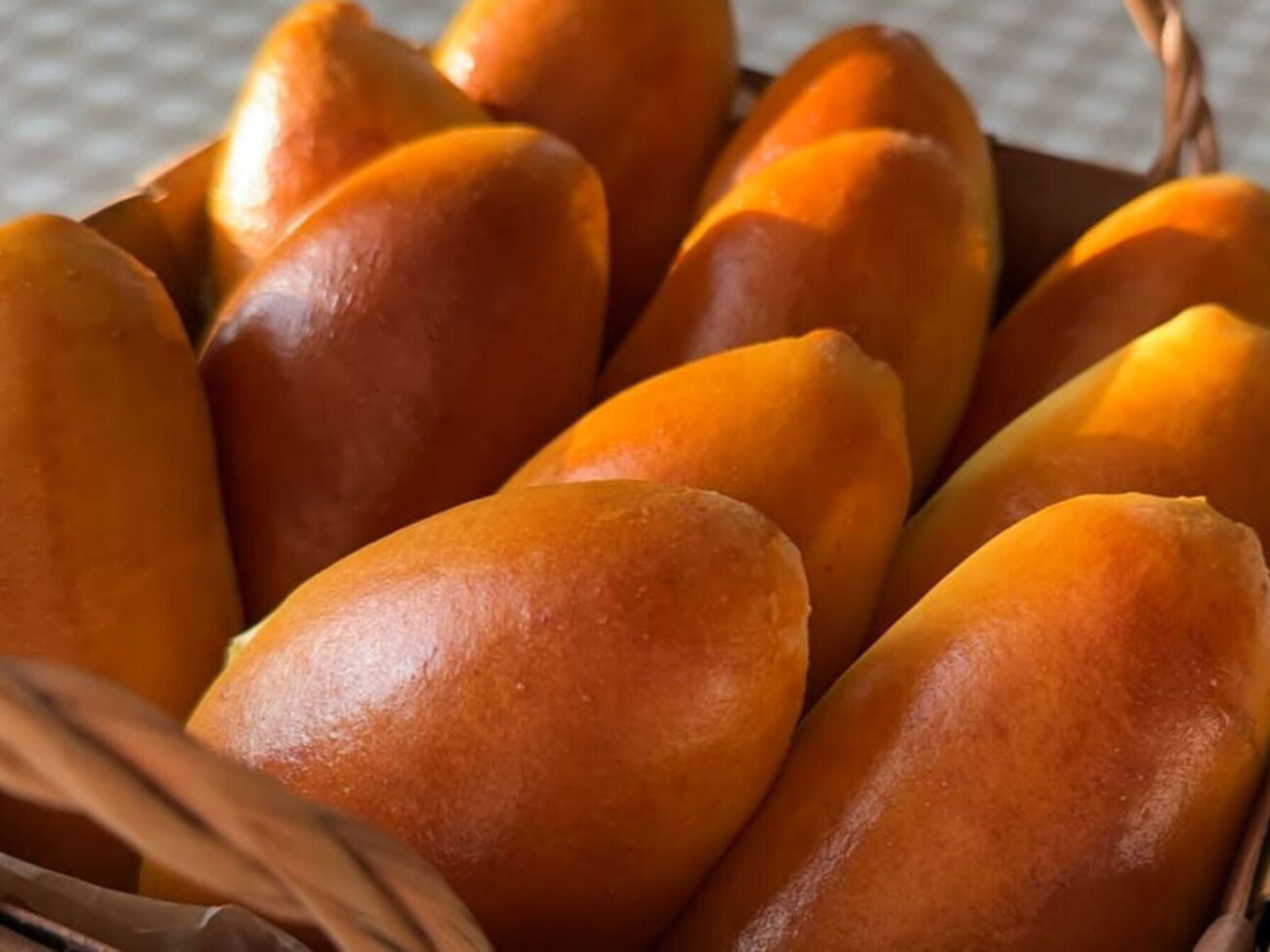 Выпекайте пирожки в разогретой до 180 °C духовке 25 минут