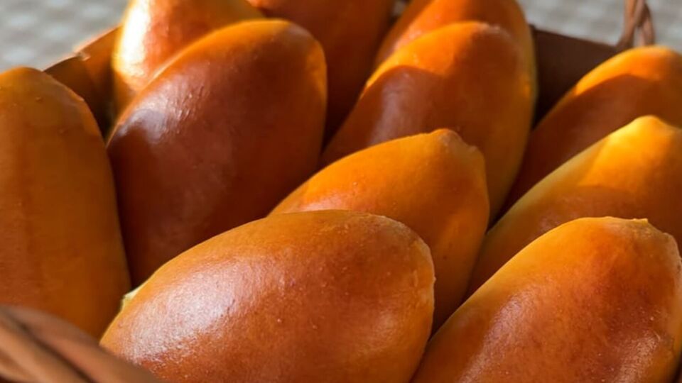 Випікайте пиріжки в розігрітій до +180 °C духовці 25 хвилин