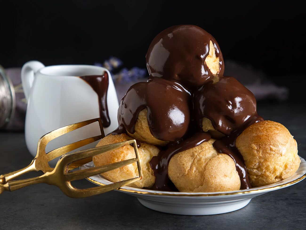 Пирожные поливают горячим шоколадом