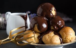 Пирожные поливают горячим шоколадом