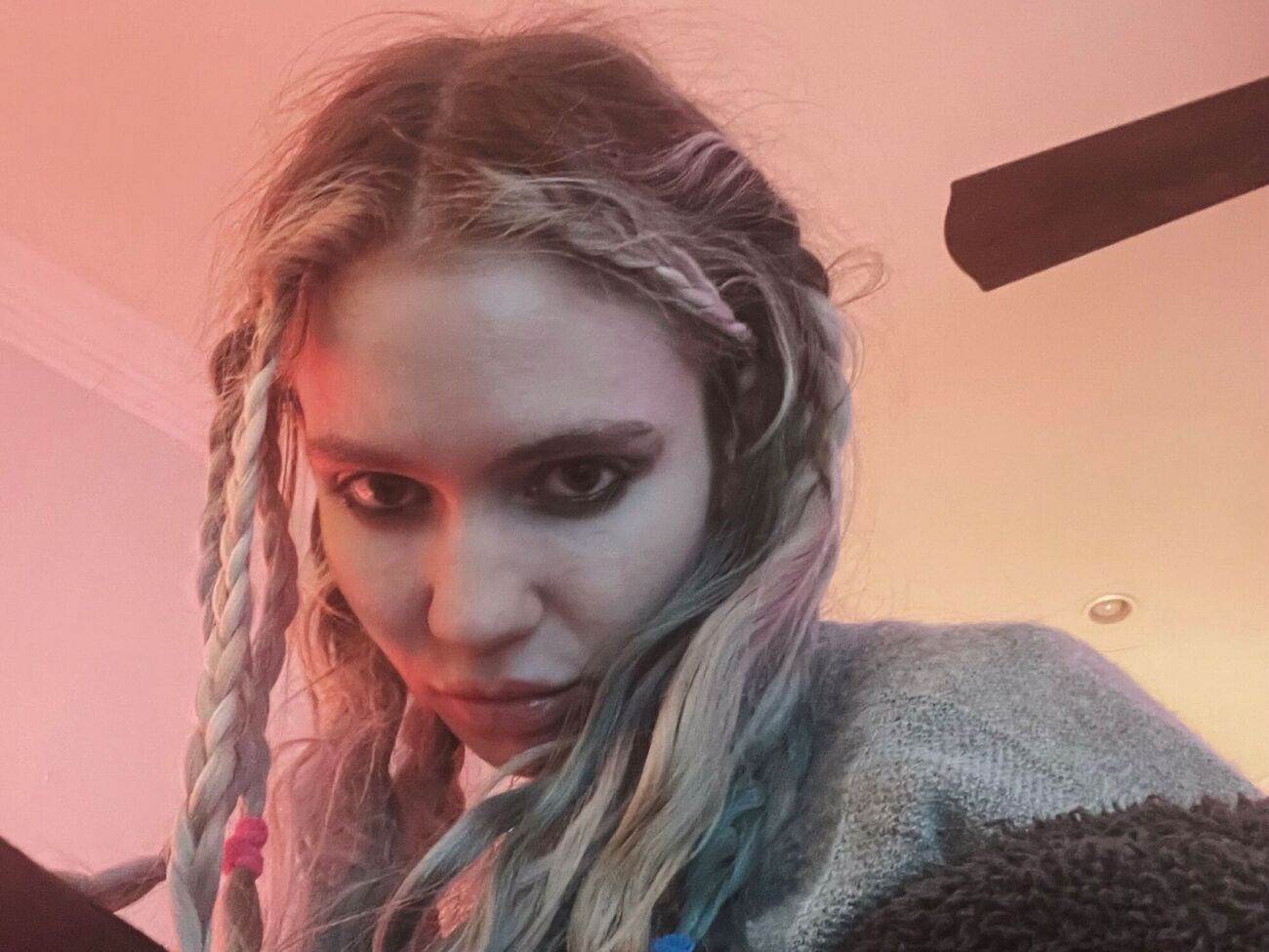 Граймс отметила, что если Маск ей не отвечает, то все это напоминает "медиацирк за счет детей"