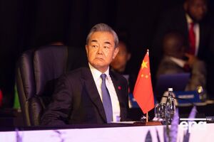 Министр иностранных дел Китая Ван И заявил, что Китай всегда был за скорейшее и мирное урегулирование "кризиса"