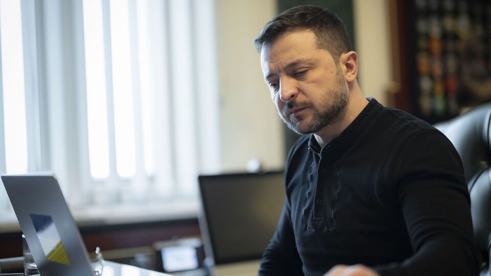 Зеленский (на фото) 21 февраля провел телефонный разговор с Дудой