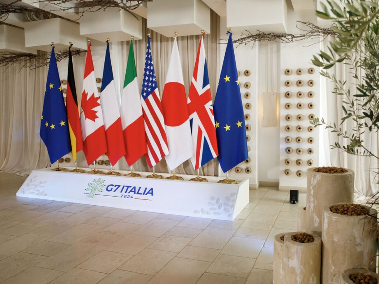 СМИ писали, что США выступили против того, чтобы РФ назвали агрессором в коммюнике G7 к третьей годовщине ее вторжения в Украину