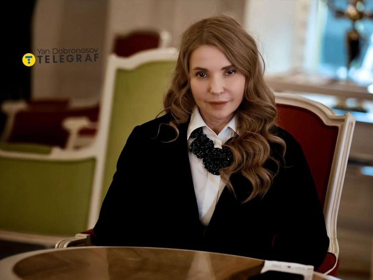 Тимошенко периодически экспериментирует с прическами, но ее фирменной укладкой является коса