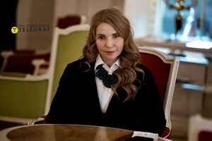Тимошенко периодически экспериментирует с прическами, но ее фирменной укладкой является коса