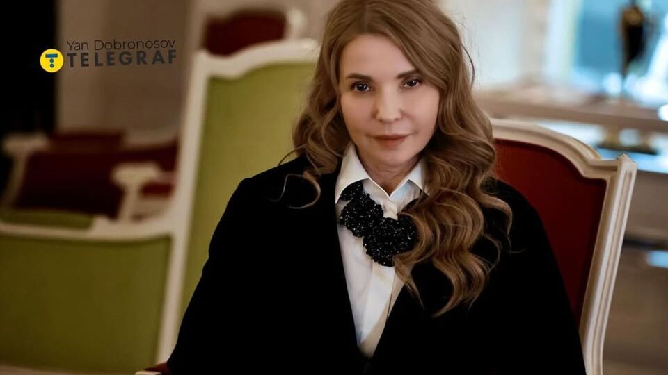 Тимошенко периодически экспериментирует с прическами, но ее фирменной укладкой является коса