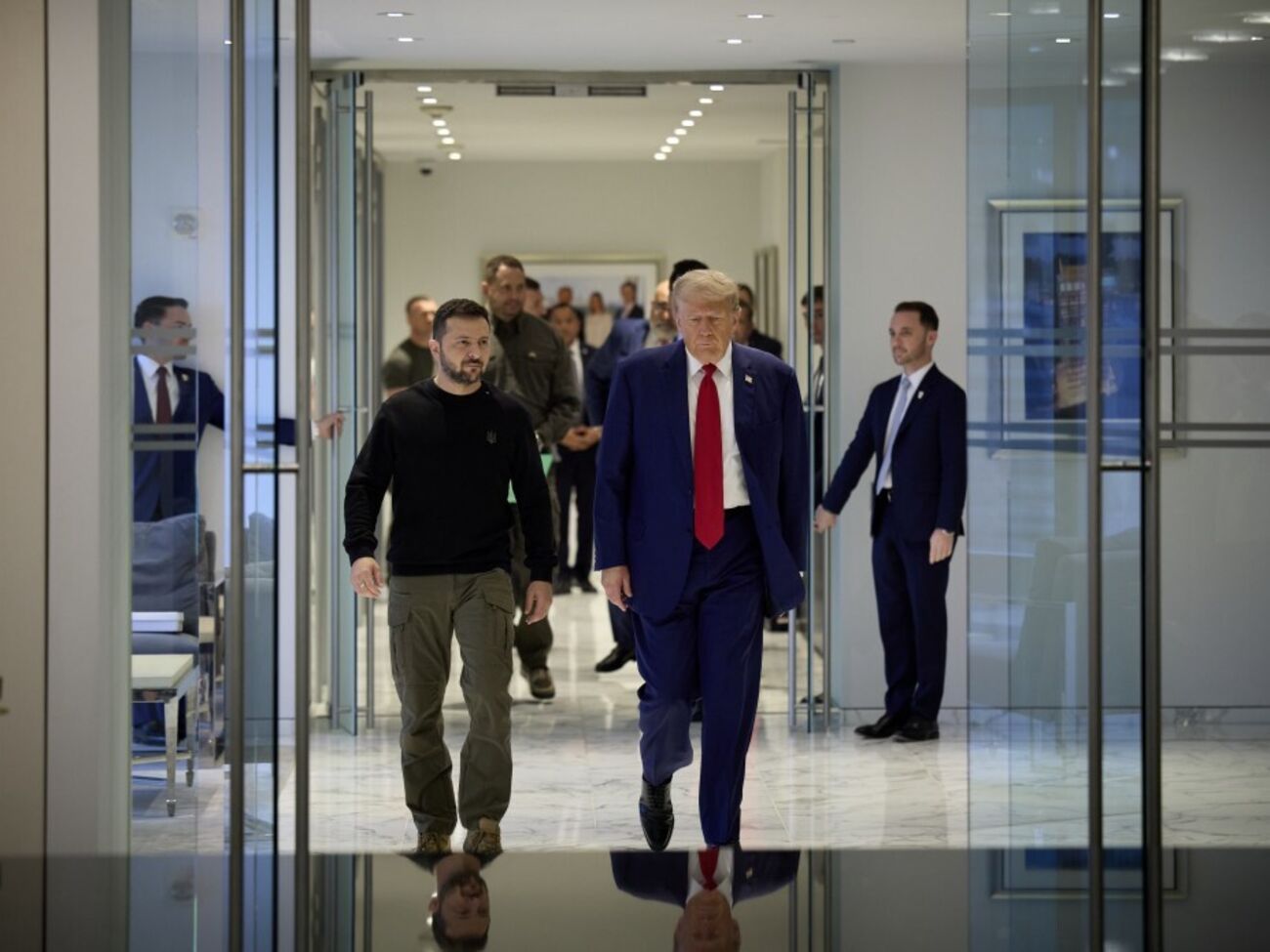 Зеленський наполягав на зустрічі з Трампом (обидва на фото) до зустрічі президента США з Путіним, повідомило Bloomberg