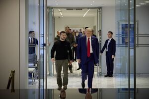 Зеленський наполягав на зустрічі з Трампом (обидва на фото) до зустрічі президента США з Путіним, повідомило Bloomberg
