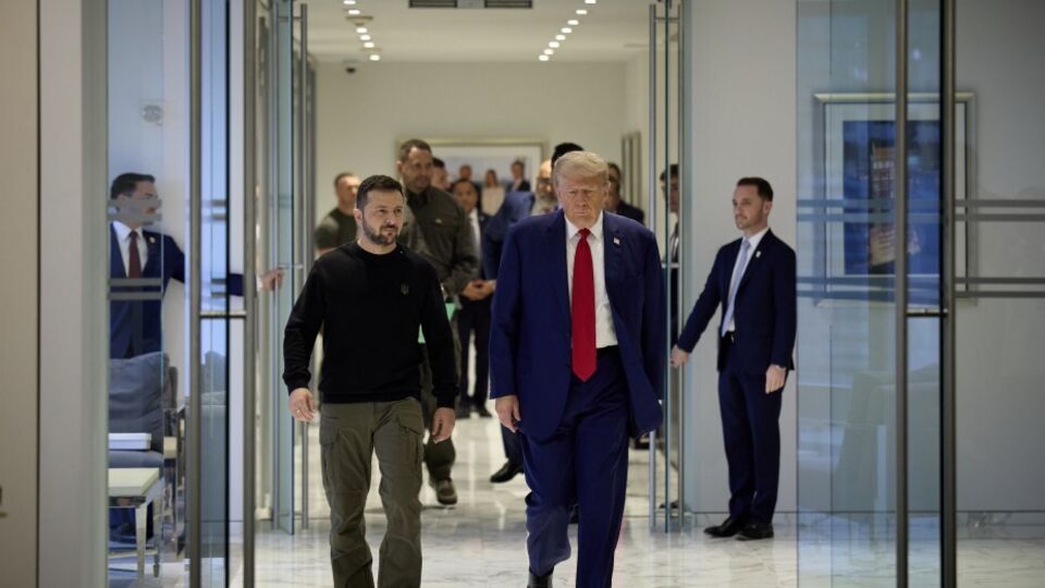 Зеленський наполягав на зустрічі з Трампом (обидва на фото) до зустрічі президента США з Путіним, повідомило Bloomberg