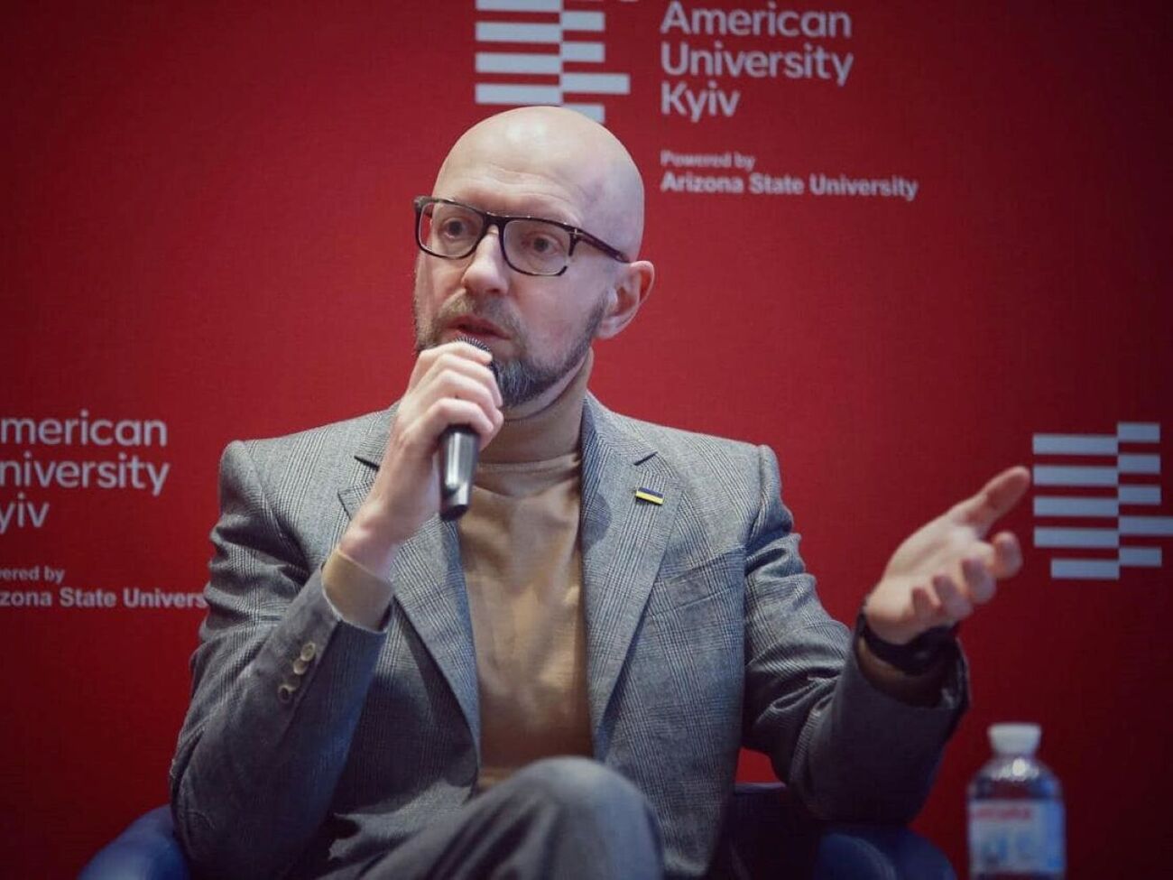 По мнению Яценюка, таким образом власти "дадут козырную карту" Трампу и выбьют основу из-под ног тех, кто выступает против Украины