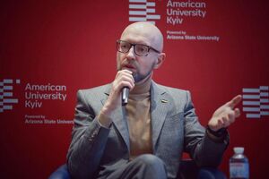 По мнению Яценюка, таким образом власти "дадут козырную карту" Трампу и выбьют основу из-под ног тех, кто выступает против Украины